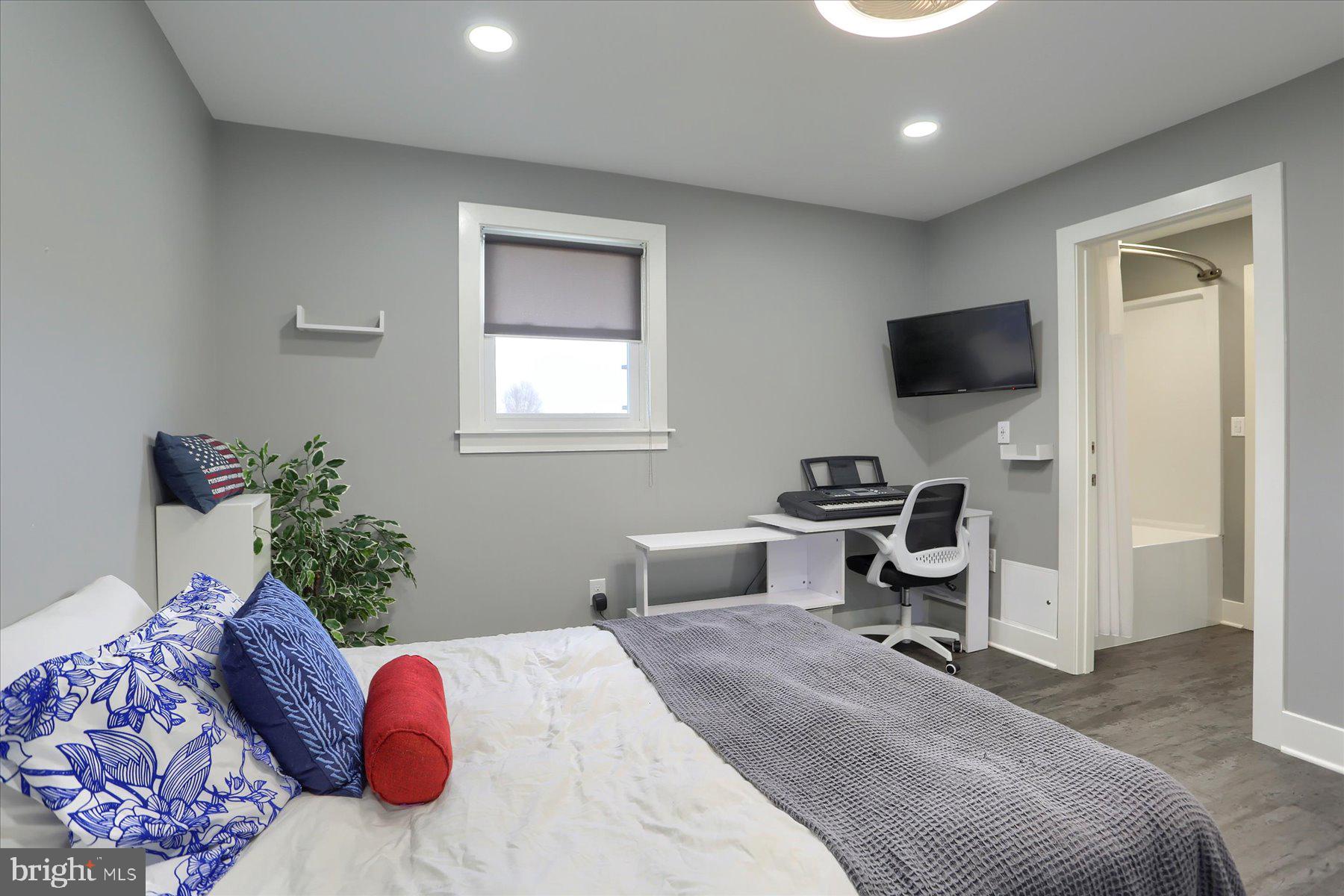 LONDONDERRY VILLAGE - Residential