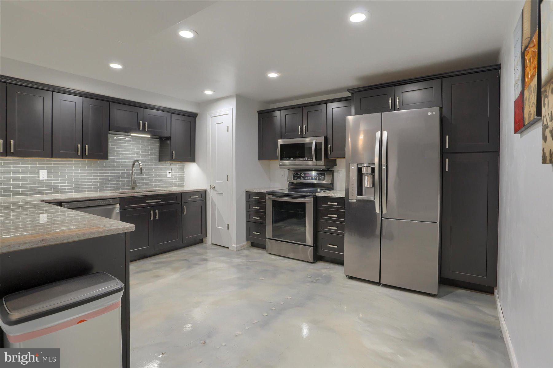 LONDONDERRY VILLAGE - Residential