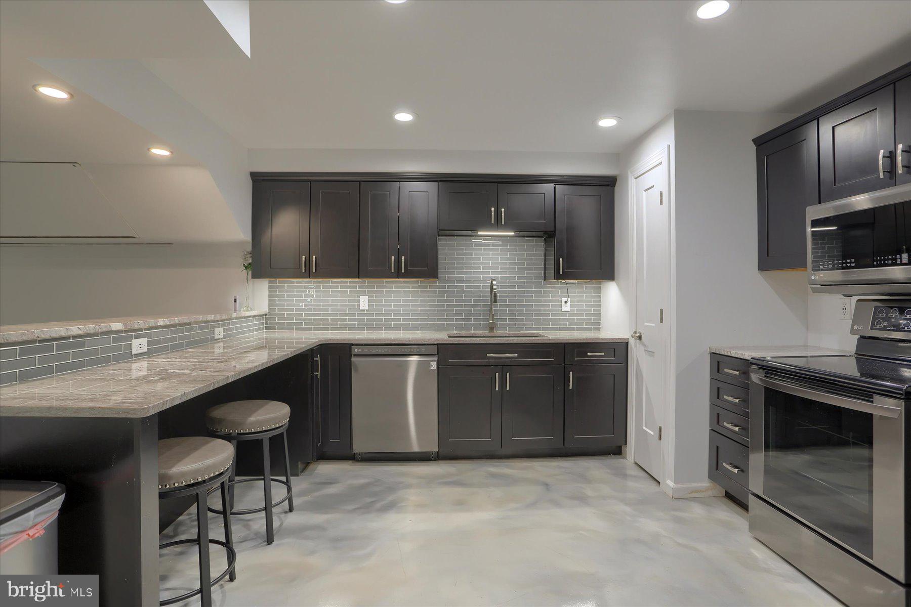 LONDONDERRY VILLAGE - Residential