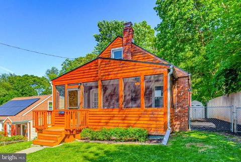 Photo of 804 Wade Avenue, ROCKVILLE, MD 20851 (MLS # MDMC2233428)