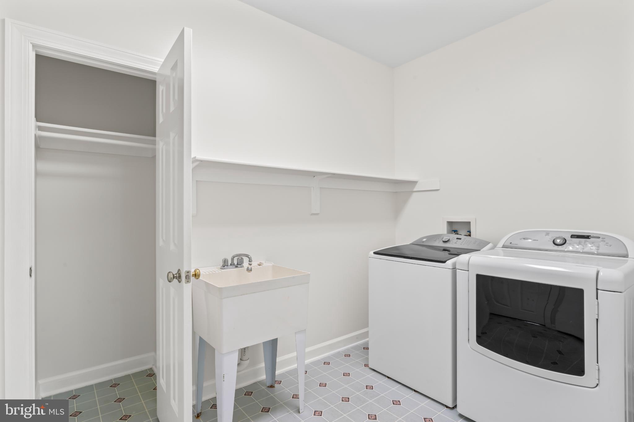 WOODLAND LAKE - Residential