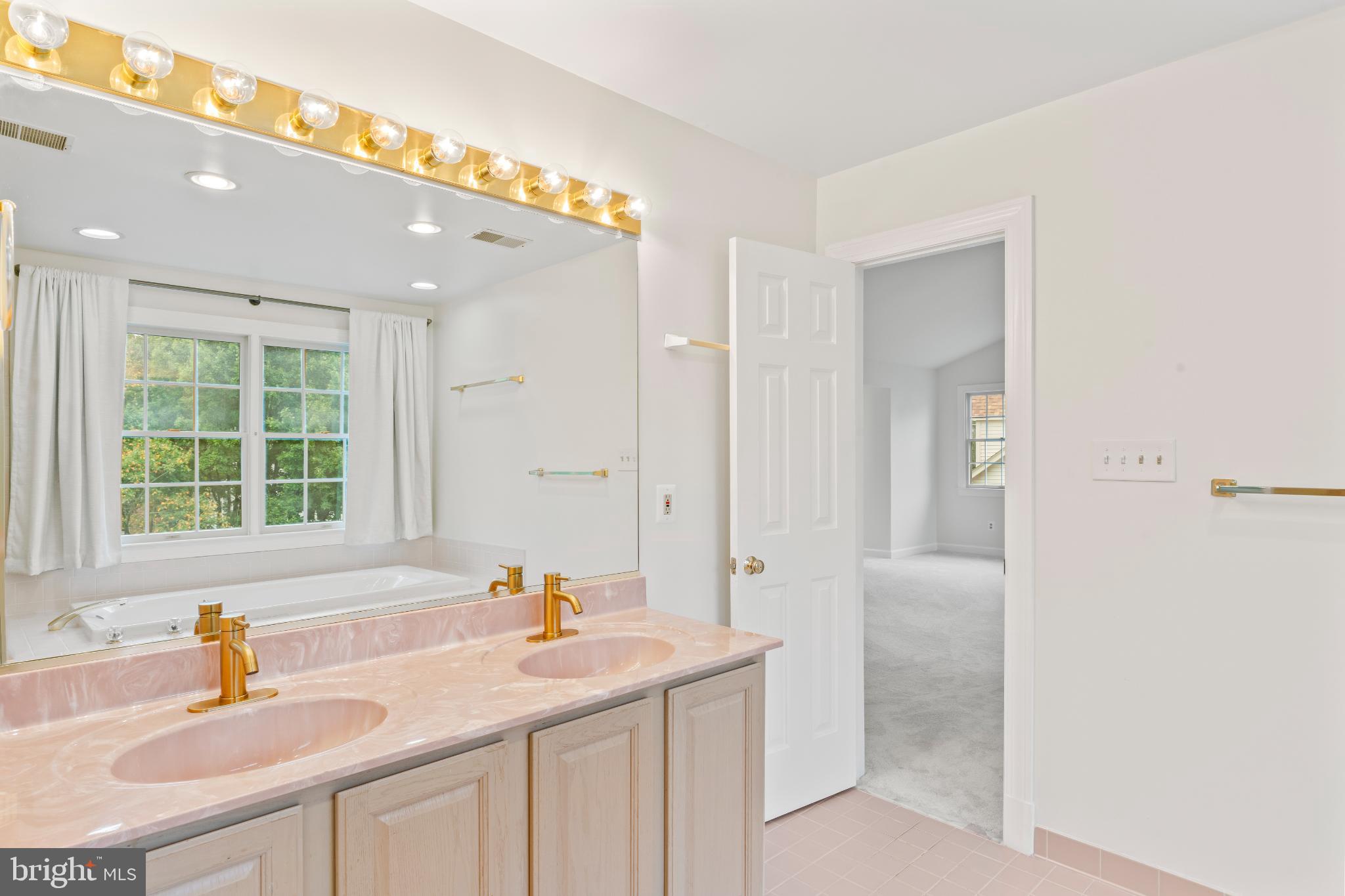 WOODLAND LAKE - Residential