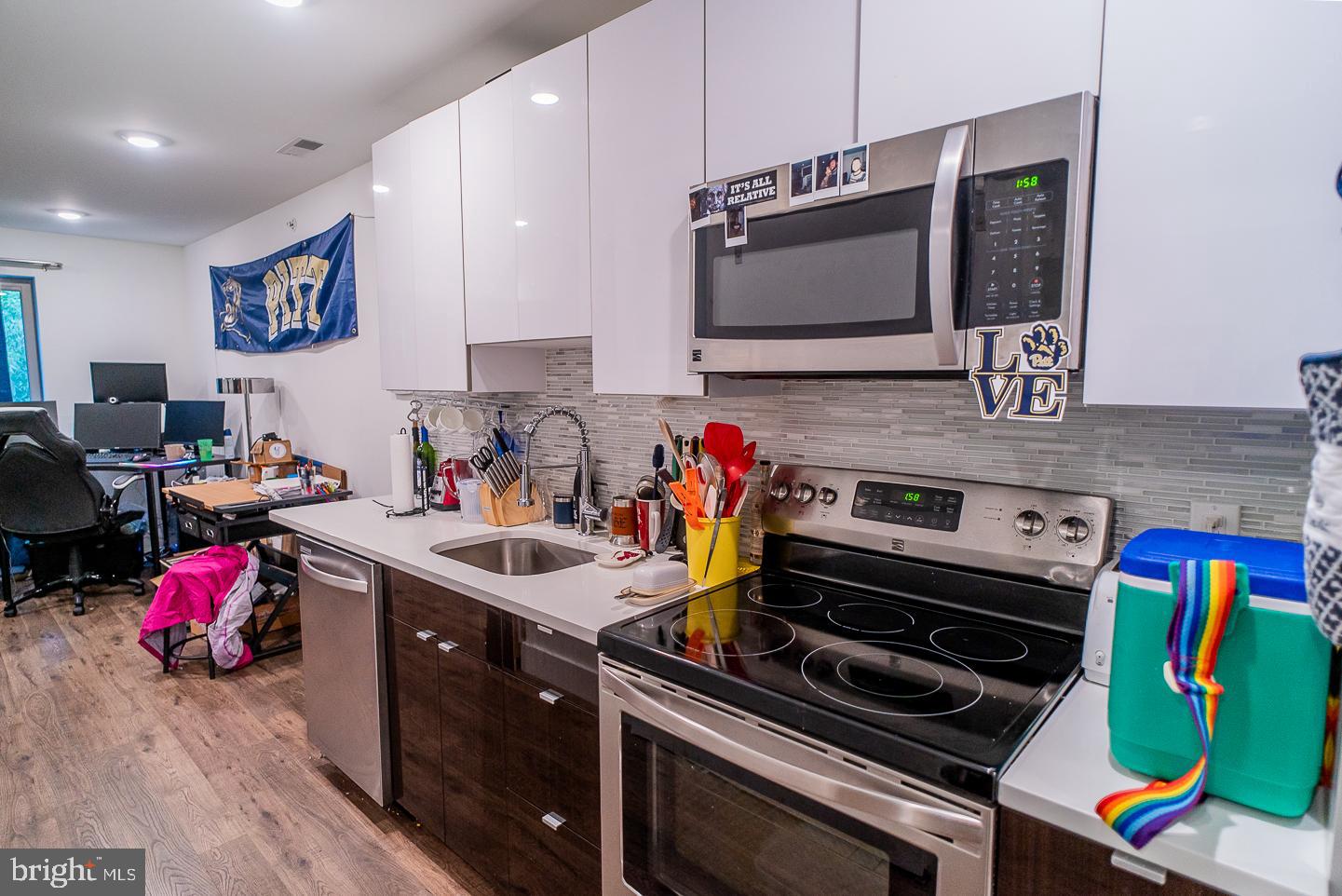 *Price reflects a 3 week credit!*
Don’t miss this luxury apartment building at the corner of 15th and Federal, just one block from Broad Street subway station in Point Breeze and just minutes from Graduate Hospital and East Passyunk! The building includes a shared rear yard and high end finishes throughout! Located on the fourth floor corner of the complex, this gorgeous interior features amenities such as central air, designer lighting, washer/dryer in unit, and hardwood floors throughout. A super modern gourmet kitchen is furnished with a garbage disposal, stainless-steel appliances that include a dishwasher, refrigerator and microwave, in addition to quartz counter-tops and elegant designer cabinetry. The spacious bedroom features window to the living room for diffused lighting, a space saving sliding barn door and includes a closet! The beautiful full bathroom has a modern vanity sink with cabinet doors and drawers, and bathtub/shower combination.
*Sorry, no pets
*Building is set up for Verizon ONLY
