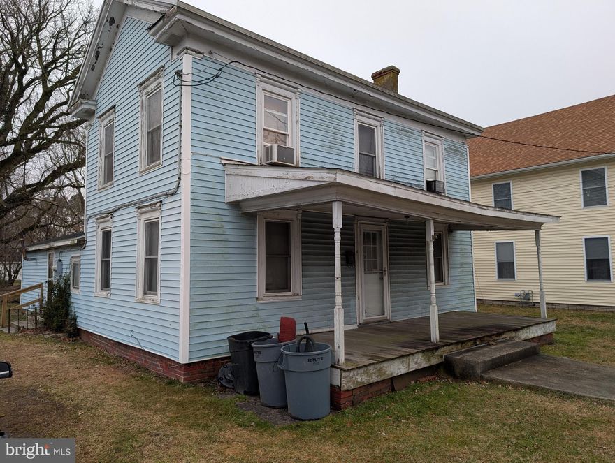 Investor Alert!  This 3 bed, 1 bath house is affordable and is a great location in the heart of town. The home features replacement windows and a spacious backyard for your summer barbecues! The home does need  work and is priced accordingly. Bring your hammer and paintbrush and make your appointment today! After all....You Deserve It!