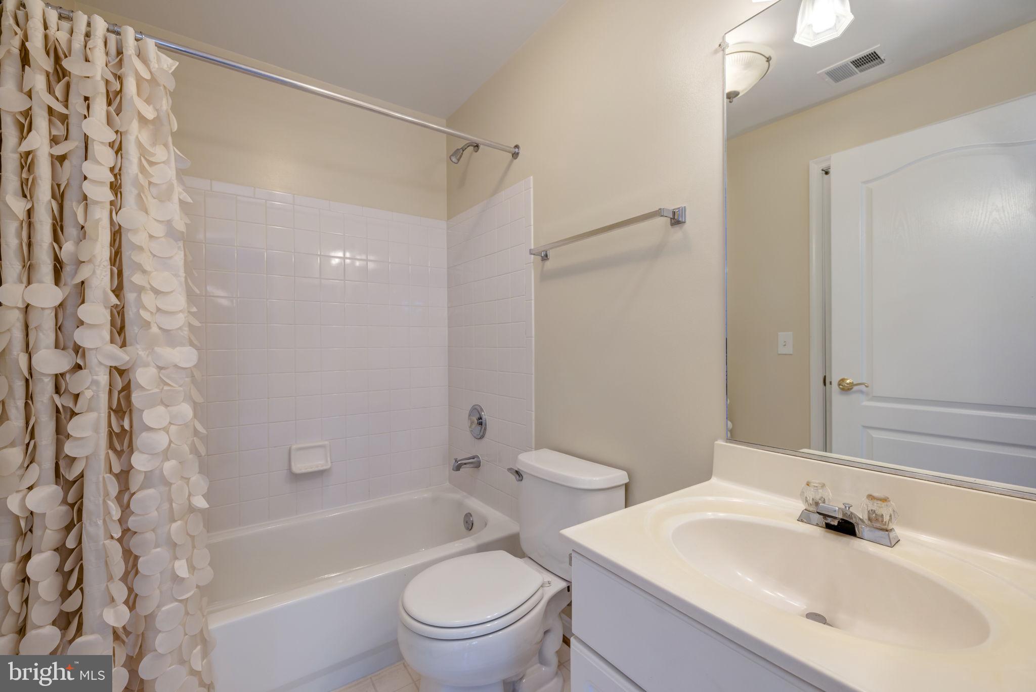 ISLAND CREEK - Residential Lease