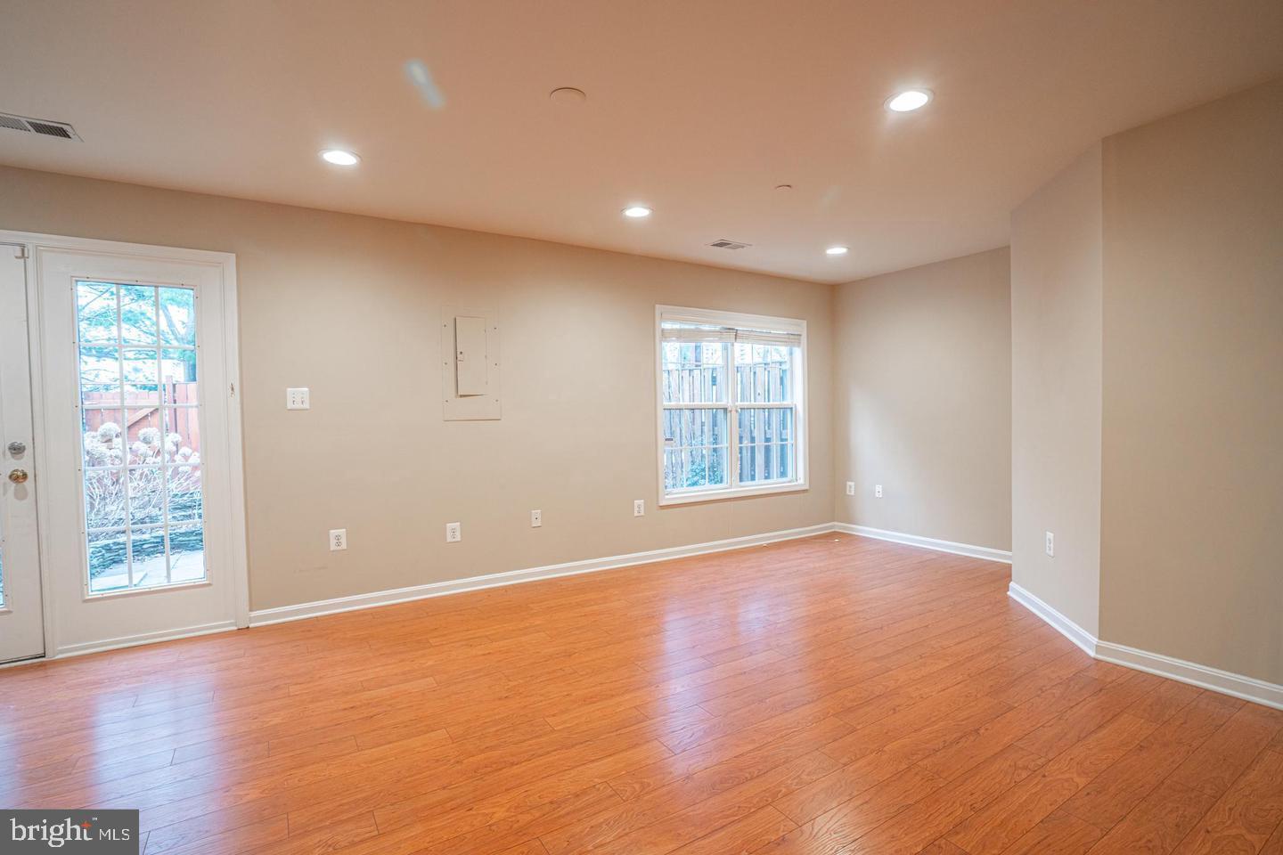 KENSINGTON COURTS - Residential Lease