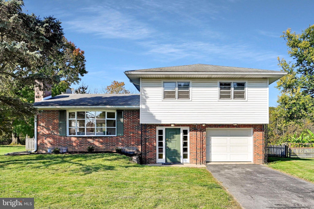 Photo of 92 Victoria Lane, LANCASTER, PA 17603 (MLS # PALA2097912)
