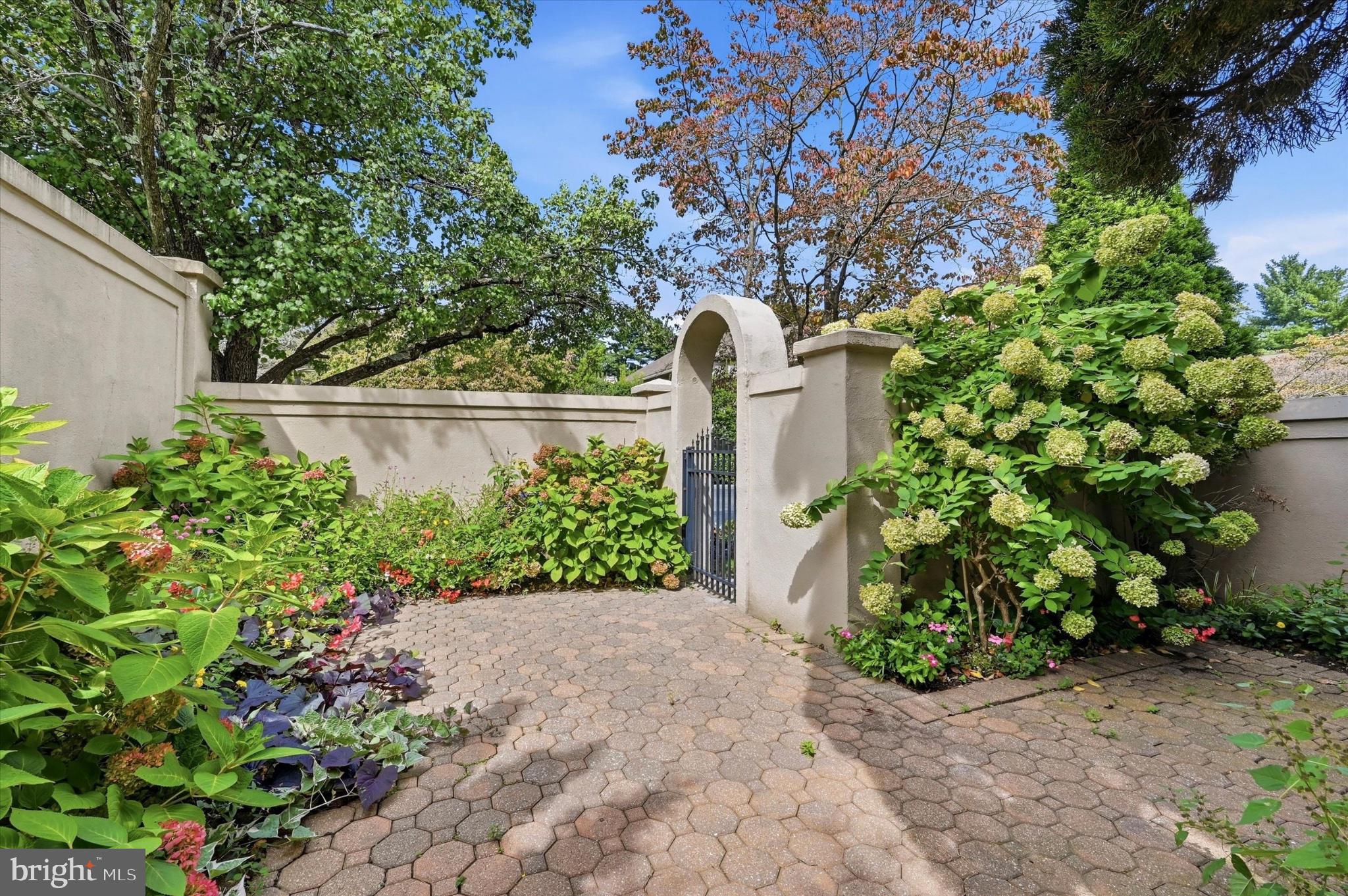 519 LINDY LANE