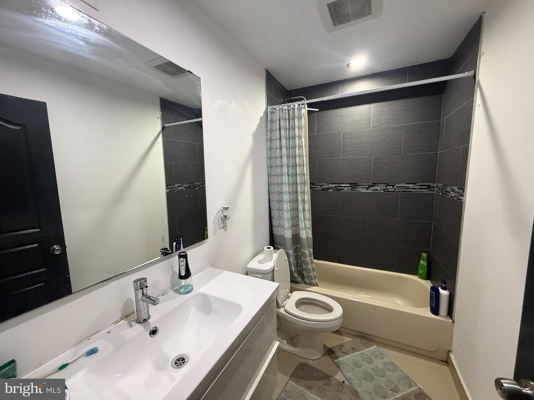 PASSYUNK SQUARE - Residential Income