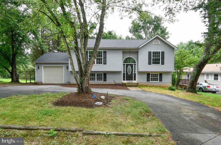 Welcome to this elegant renovated single family in Lake of the Woods. Upon entrance, you are warmly greeted by vinyl floors, fresh paint, and a bright and open floor plan seamlessly connecting the kitchen to the living room. Meticulous attention to detail is presented in the kitchen with new granite countertops, freshly finished cabinets, and new brand-name appliances. The roof was also just replaced a month ago!
603 Stratford Circle is located in the beautiful gated community of Lake of the Woods which allows access for an outdoor pool, tennis courts, nature and horse trails, boat ramp and lake privileges, golf course membership available, and community center.