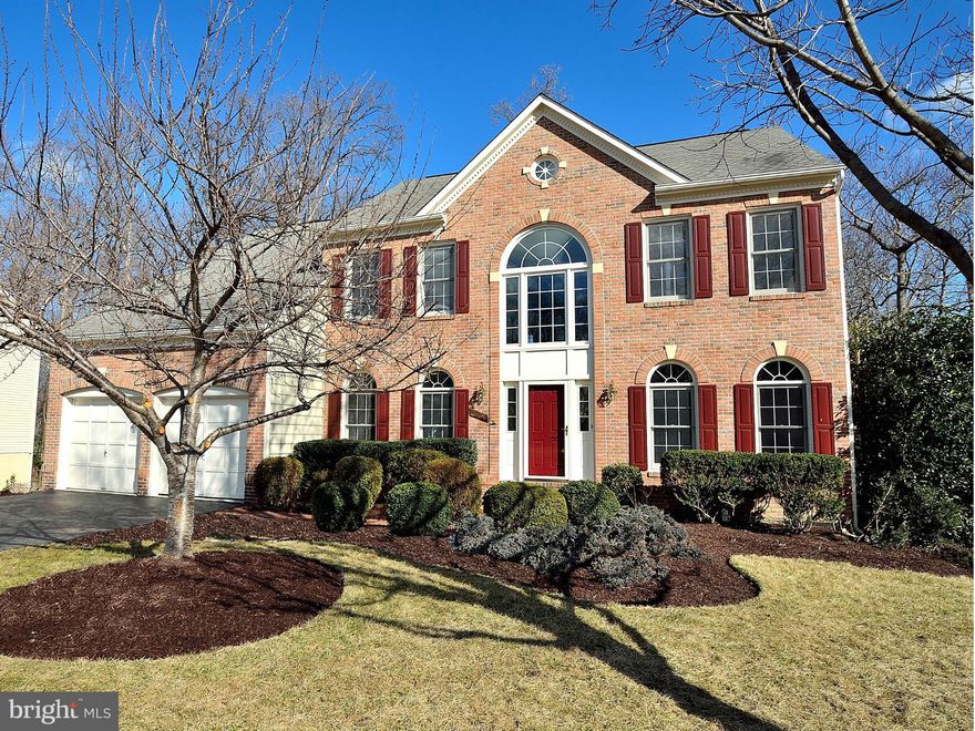 GORGEOUS CHURCHILL MODEL IN SOUGHT AFTER CROSSPOINTE COMMUNITY* HARDWOOD FLOORS ON MAIN LEVEL* UPDATED KIT WITH CORIAN COUNTERS AND NEWER APPLICANCES* VERY BRIGHT AND OPEN FLOOR PLAN* QUIET CUL-DE-SAC STREET AND WALK OUT BSMT* COMMUNITY AMENITIES INCLUDE 2 LARGE POOLS, TENNIS COURTS, LAKE, TRAILS, ETC* LARGE DECK BACKING TO WOODS* 2 LARGE WALK IN CLOSETS IN MTSR BR* 15 MINS TO SPRINGFIELD METRO