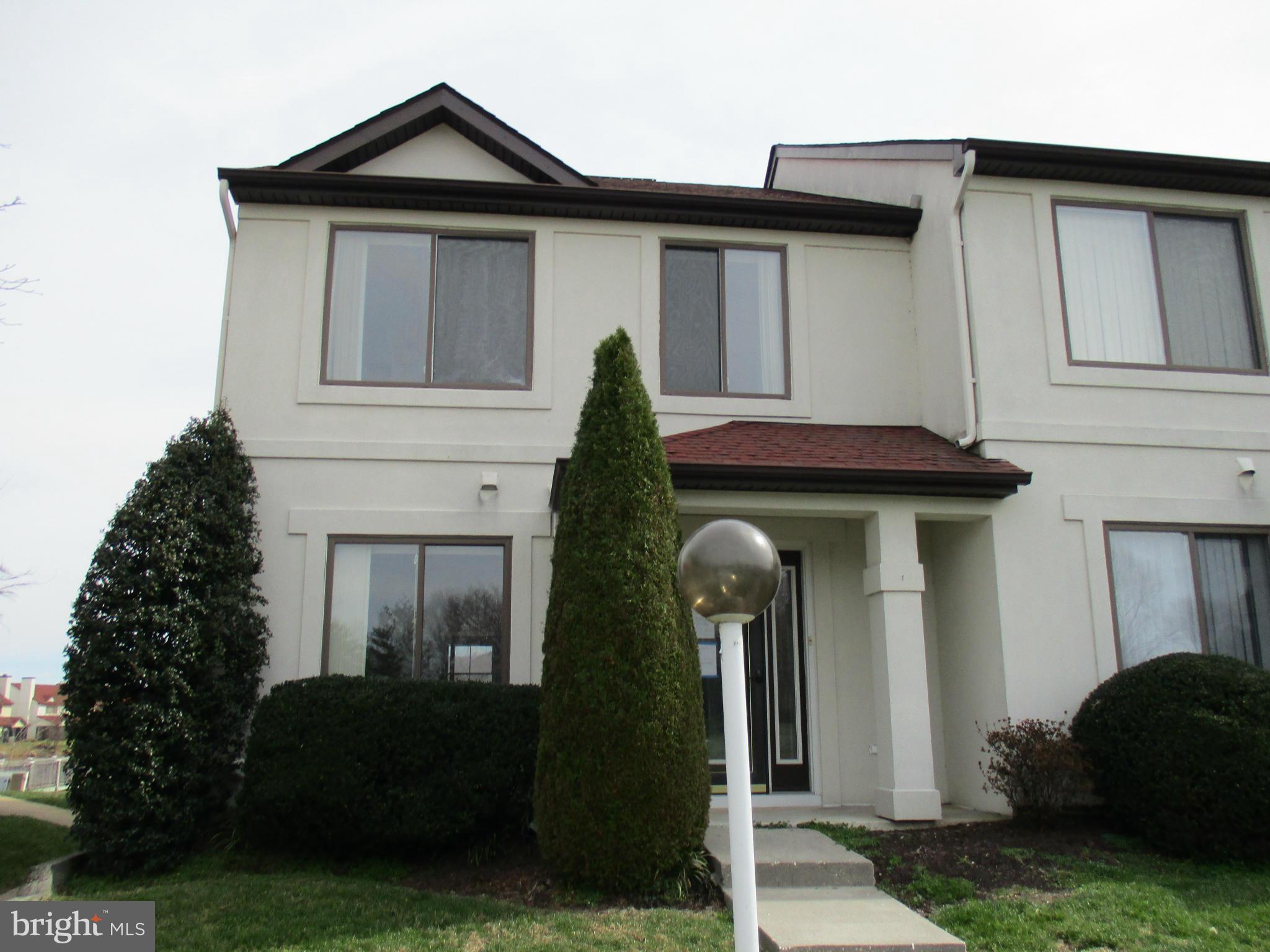 END UNIT WITH REAR SCREENED PORCH THAT BACKS TO POND AND FOUNTAIN. LIVING ROOM WITH FIREPLACE. 2 BEDROOMS EACH WITH PRIVATE BATH. GREAT UNIT AT A GREAT VALUE !