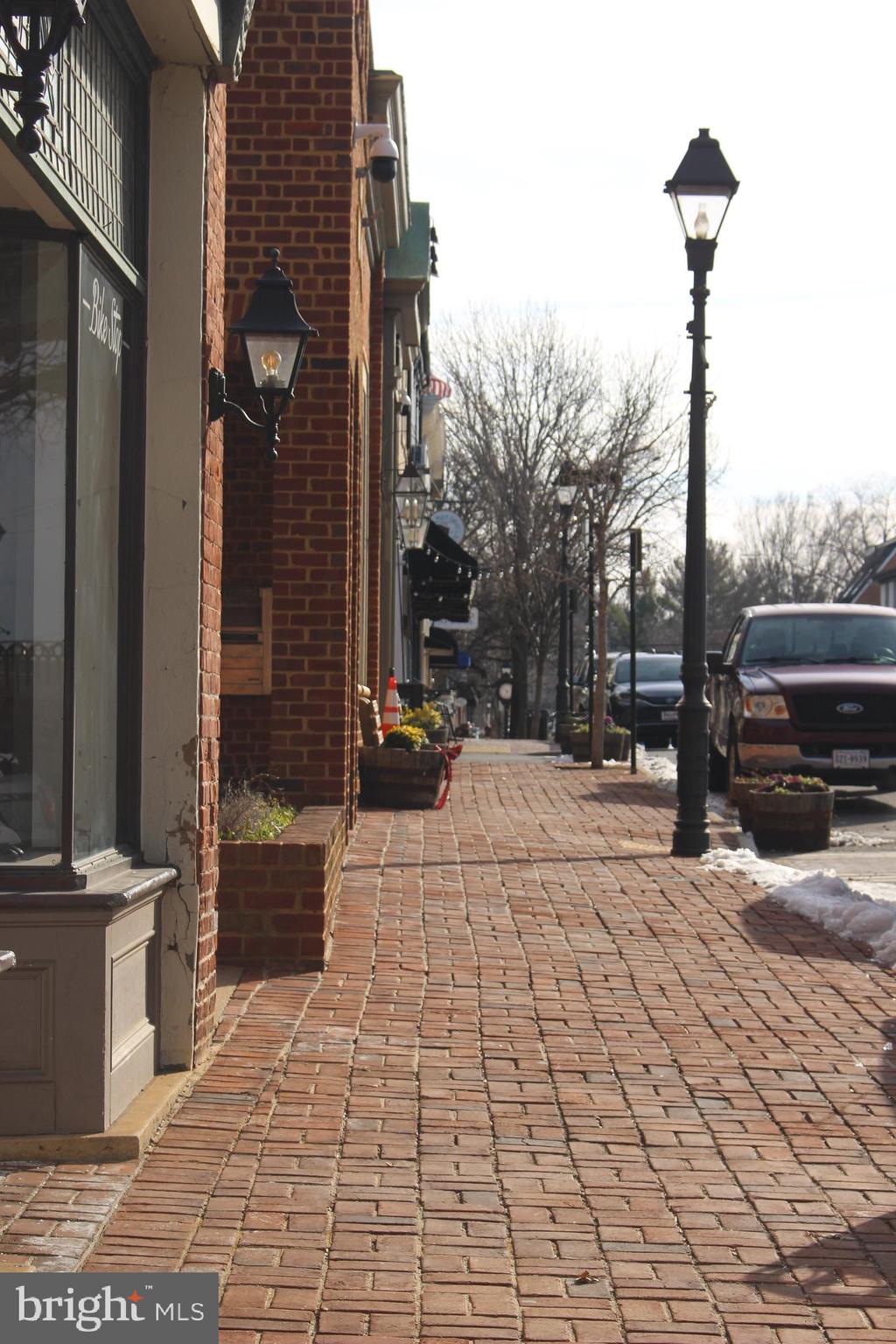 LEEDS SQUARE - Residential Lease