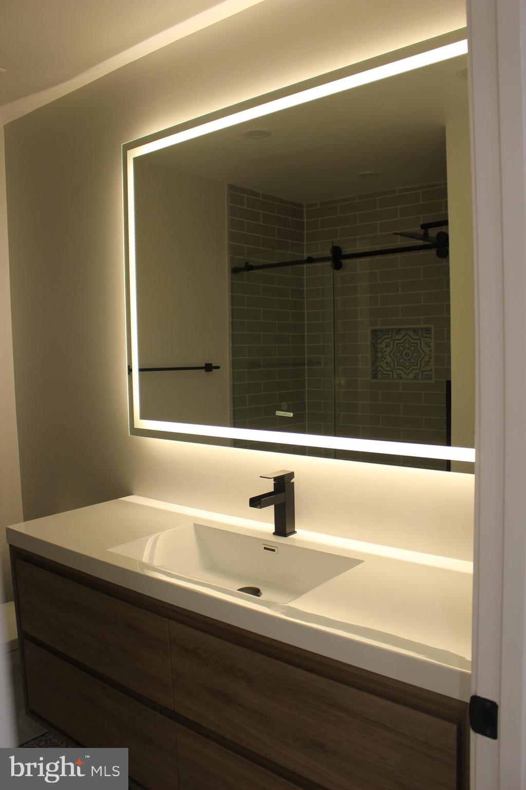 LEEDS SQUARE - Residential Lease