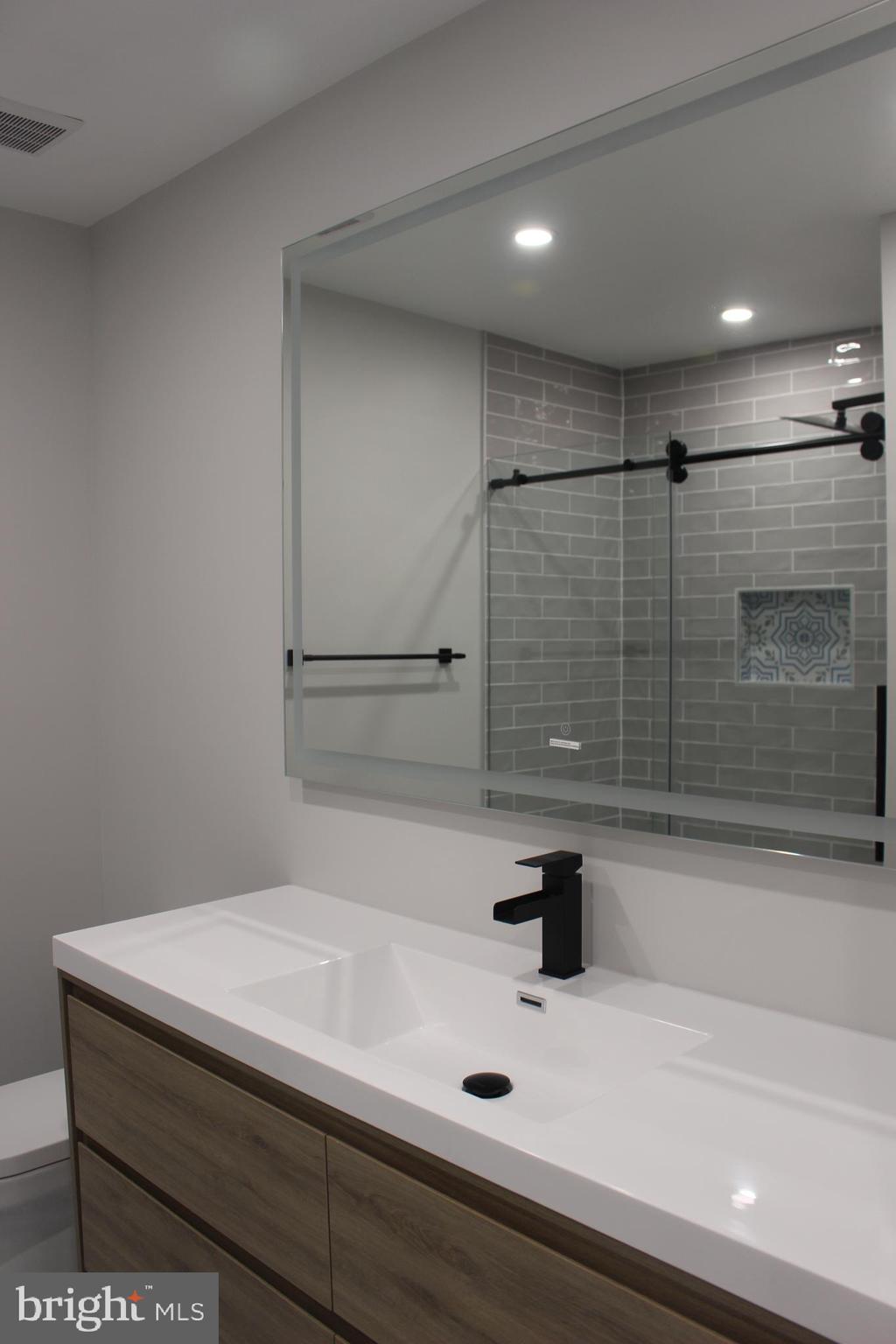 LEEDS SQUARE - Residential Lease