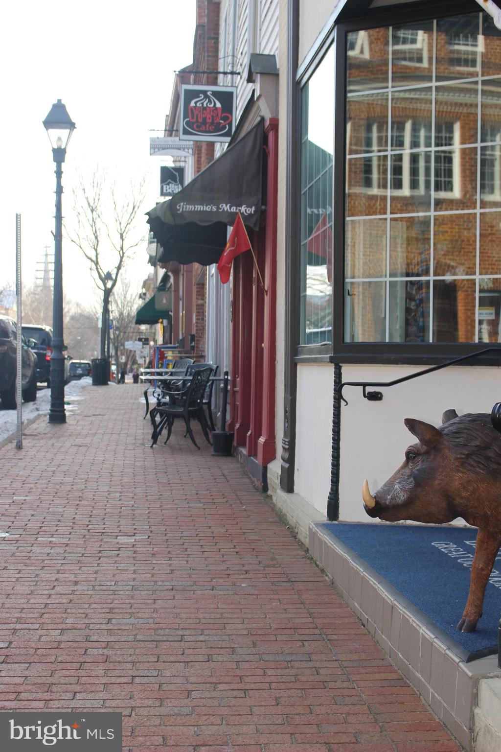 LEEDS SQUARE - Residential Lease