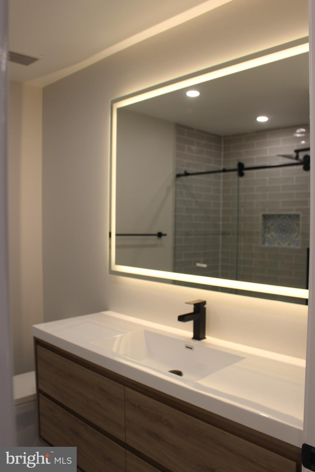 LEEDS SQUARE - Residential Lease