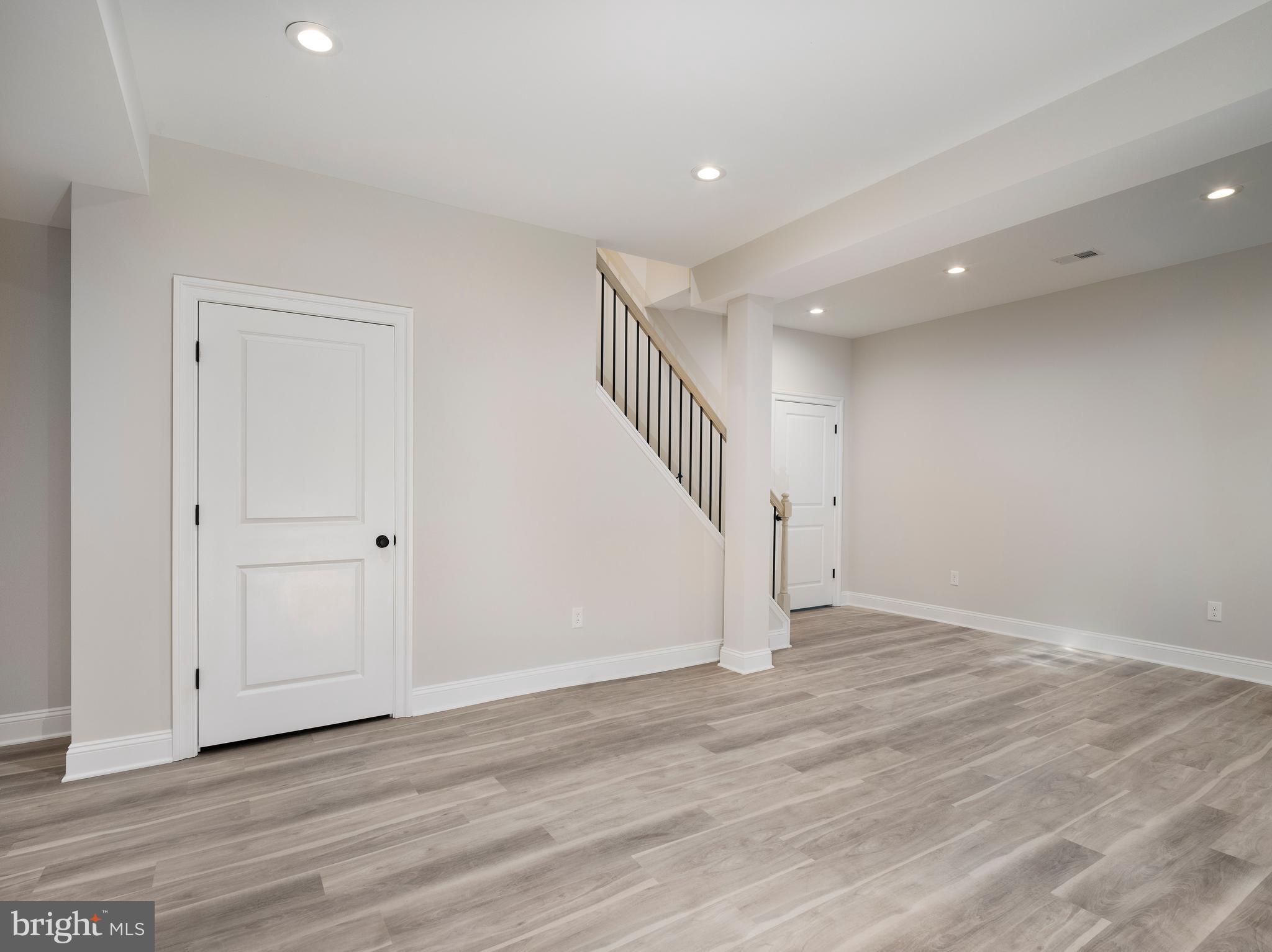 EARLES LAKE - Residential