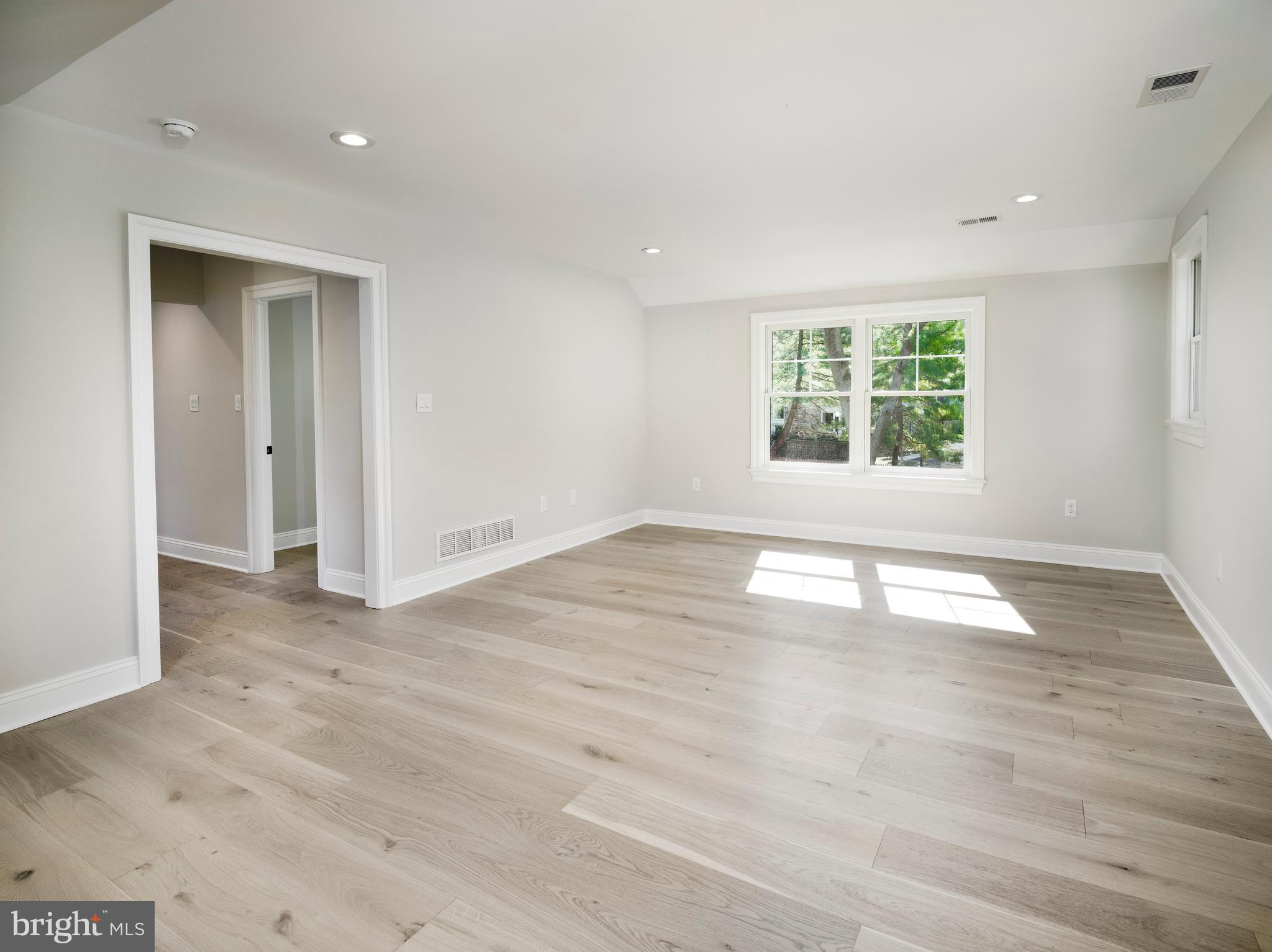 EARLES LAKE - Residential