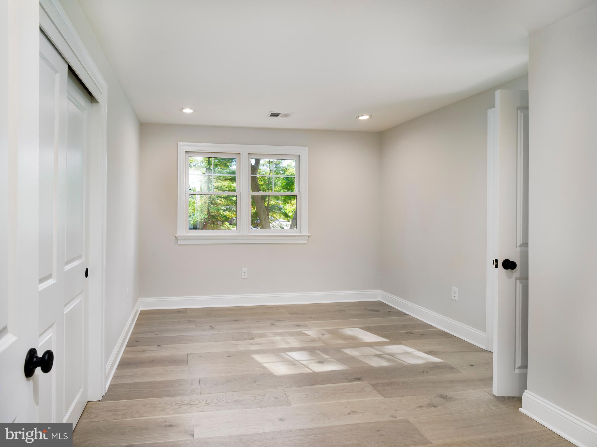 EARLES LAKE - Residential