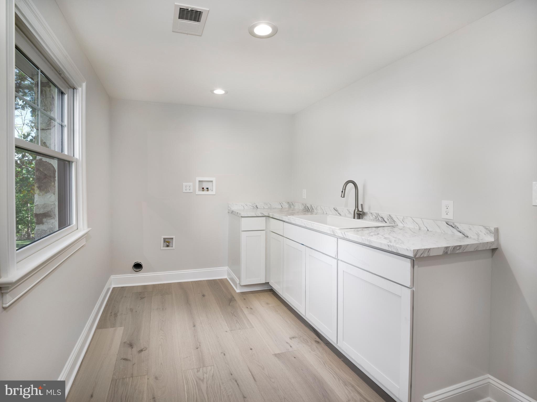 EARLES LAKE - Residential