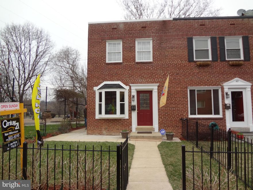 This Alexandria Beautification Commission Award Winner is just waiting for you!  Fully Renovated end unit w/3 BRs plus a full finished basement w/an additional Full Bath.  Great location - close to everything - walk to "The Avenue" in Del Ray.  Granite Kitchen Countertops, New Appliances, New Hardwood Throughout, New Bay Window in Living Rm, Fully Fenced Yard, Off Street Parking!  Too much to list