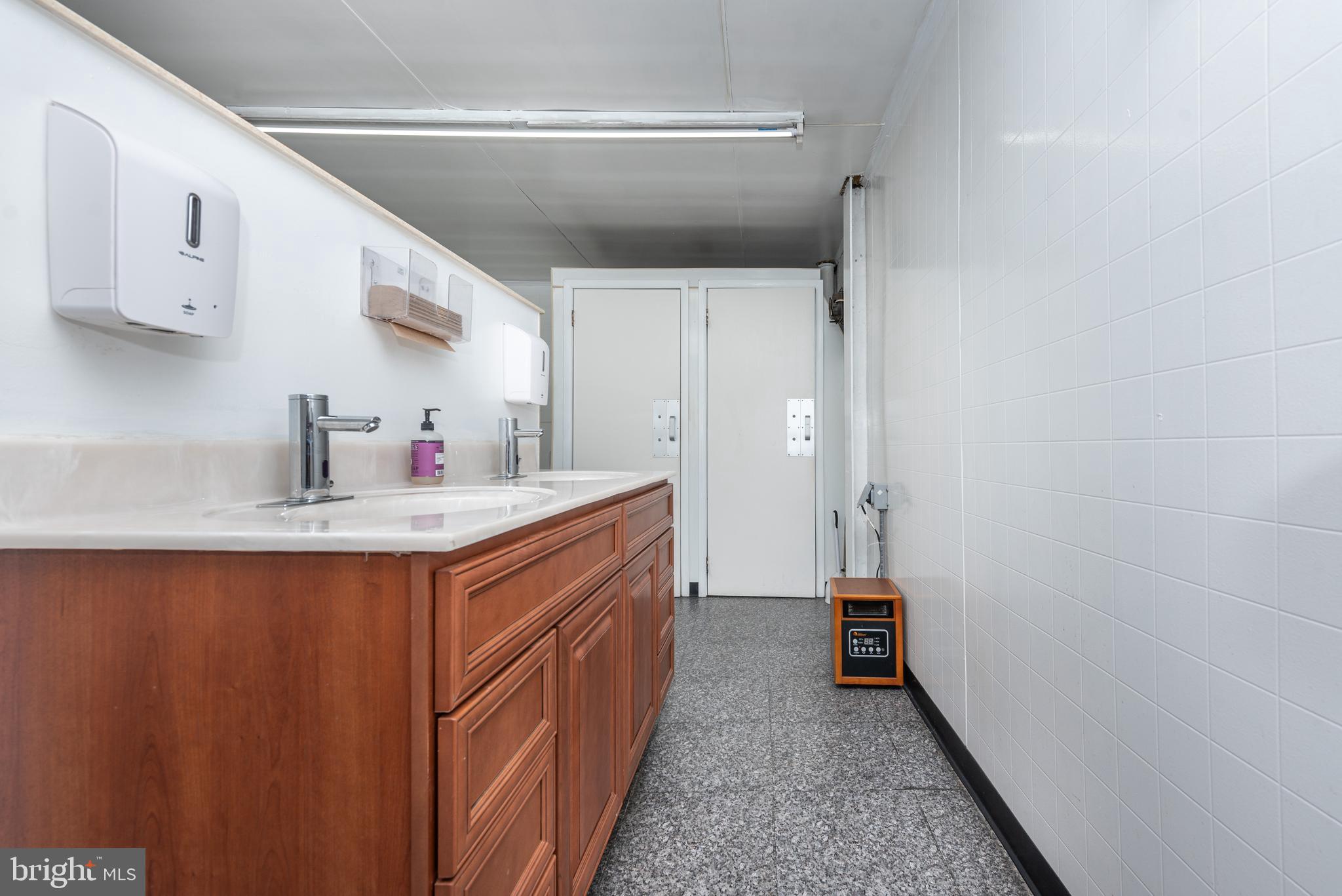 ROSEDALE - Commercial Lease