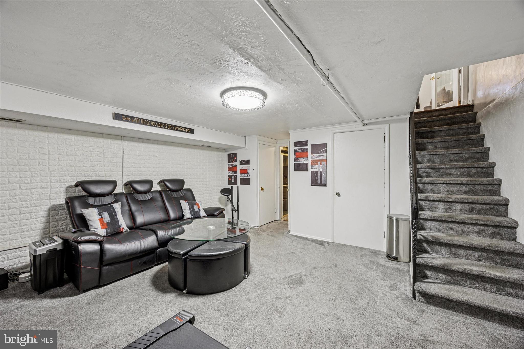 LAWNDALE - Residential