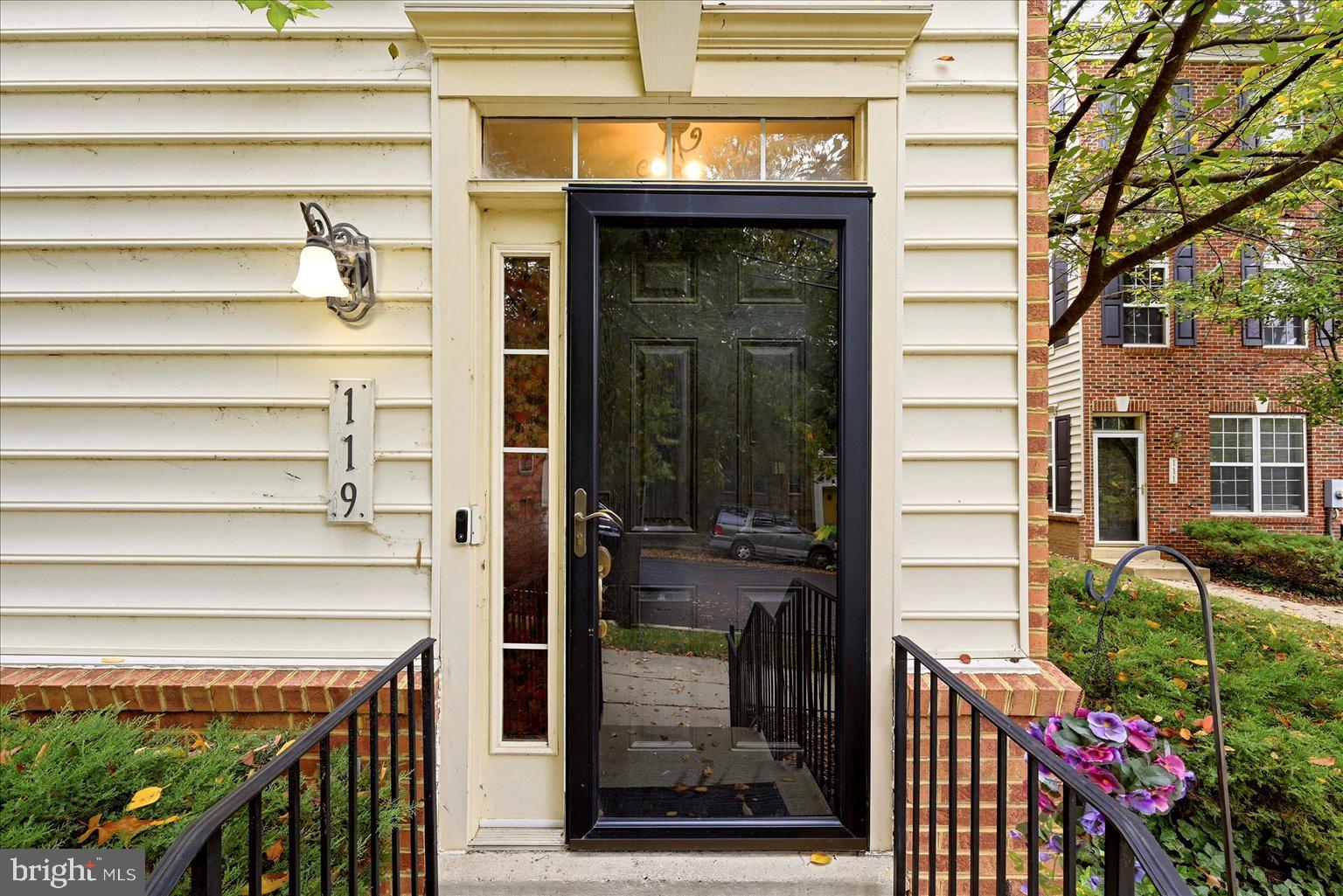 119 DANBURY SW