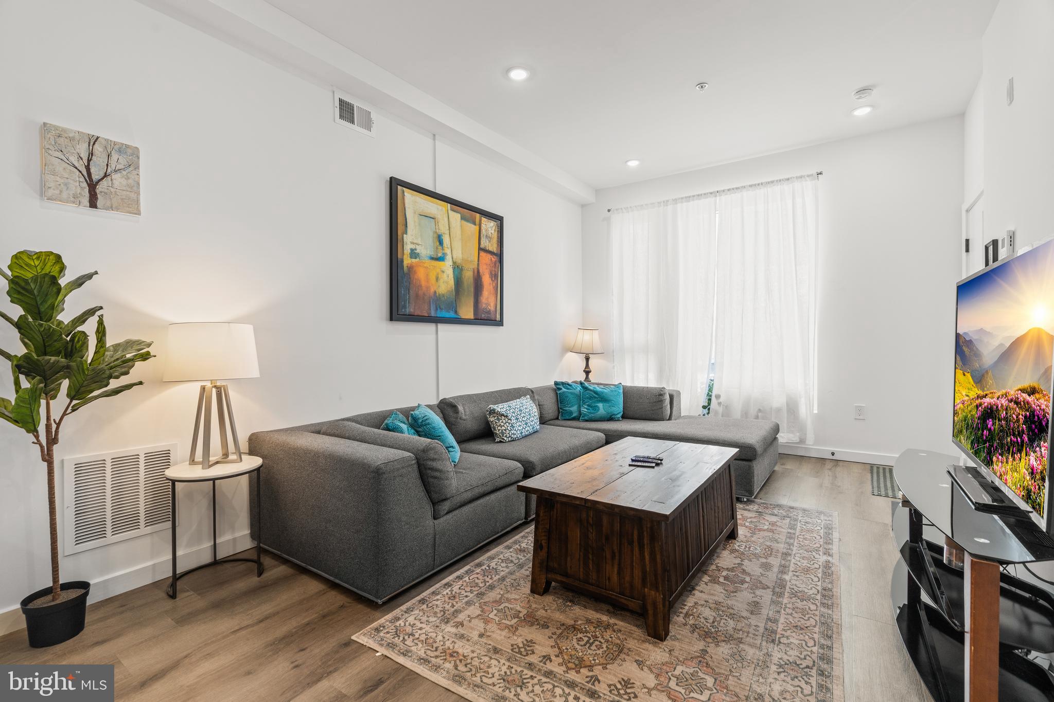 POINT BREEZE - Residential Income