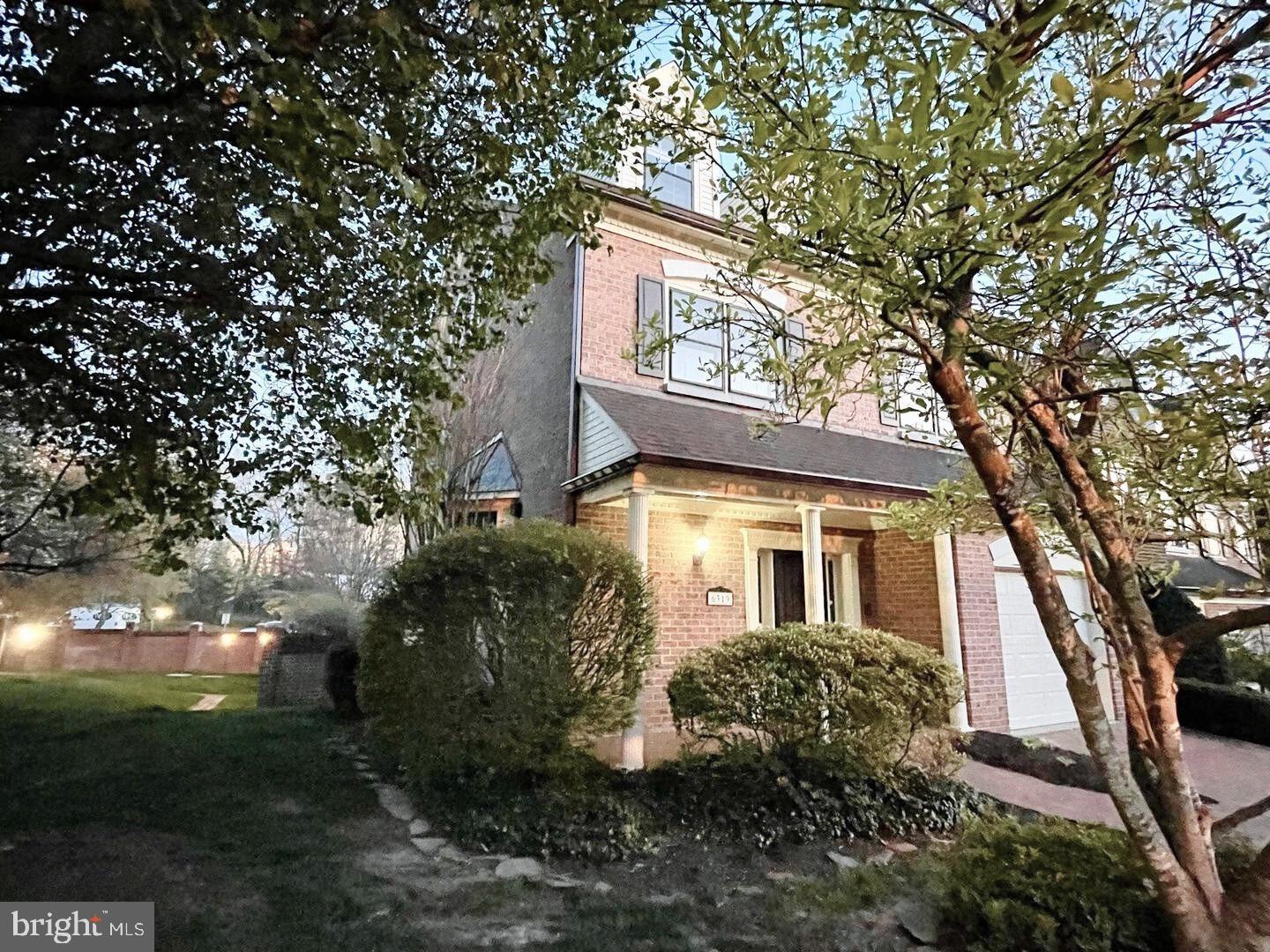 LANDMARK MEWS - Residential Lease