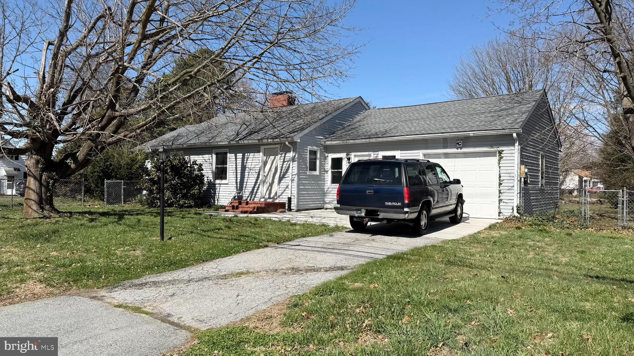 915 E DIVISION STREET