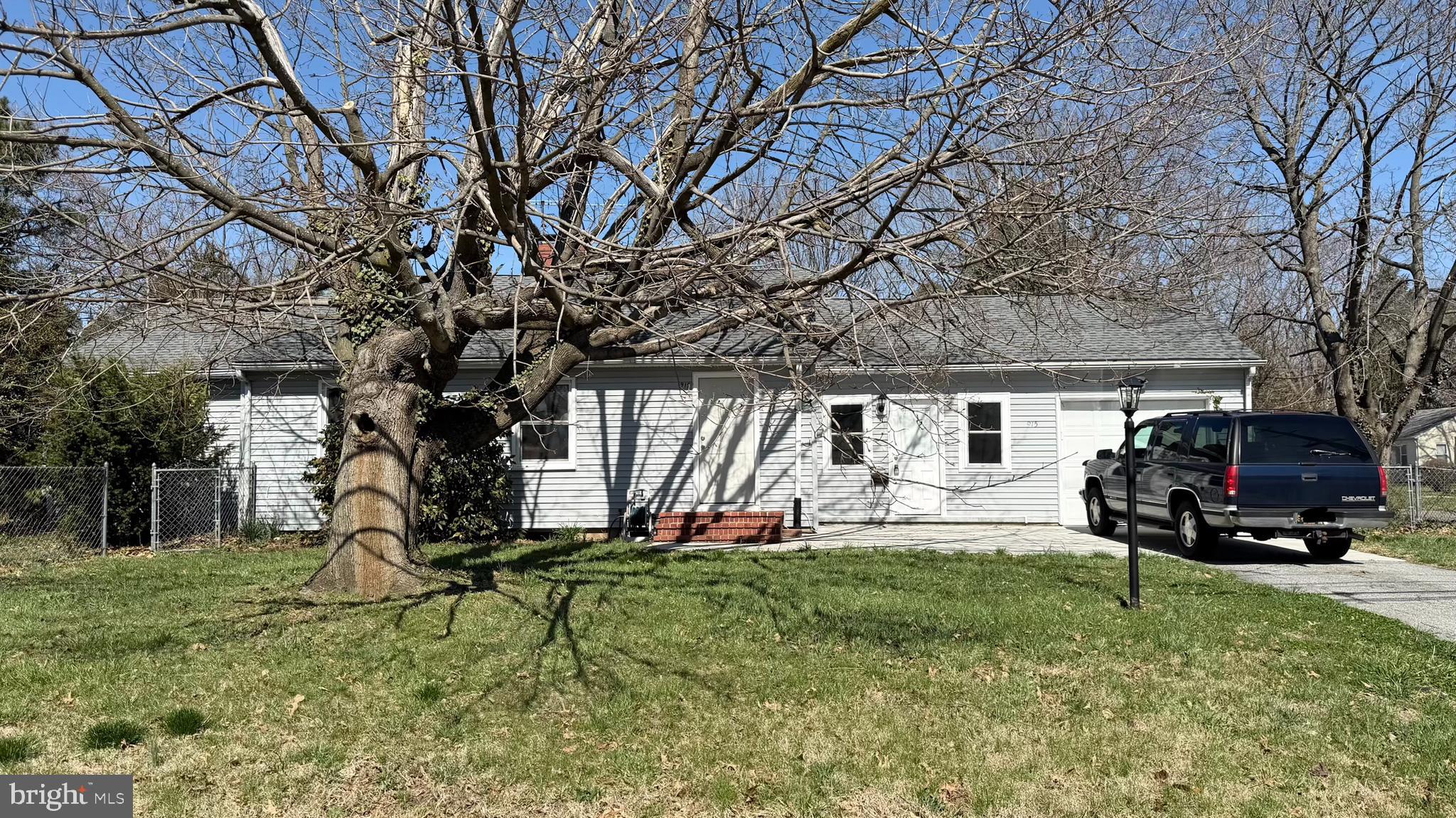 915 E DIVISION STREET