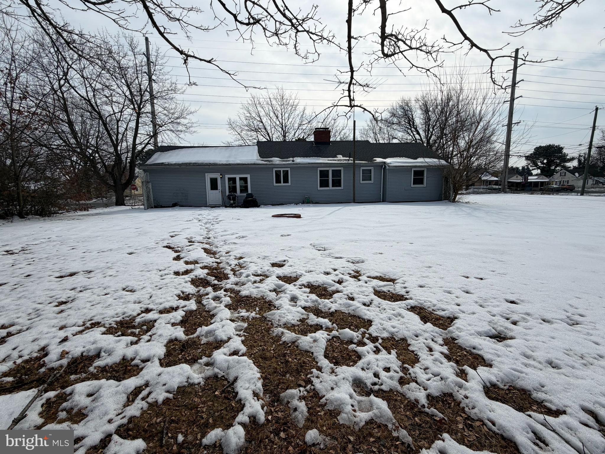 915 E DIVISION STREET