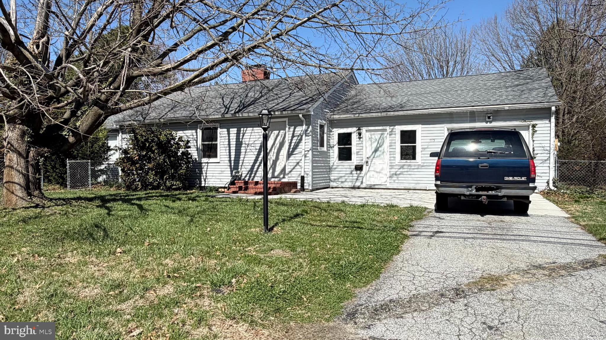 915 E DIVISION STREET