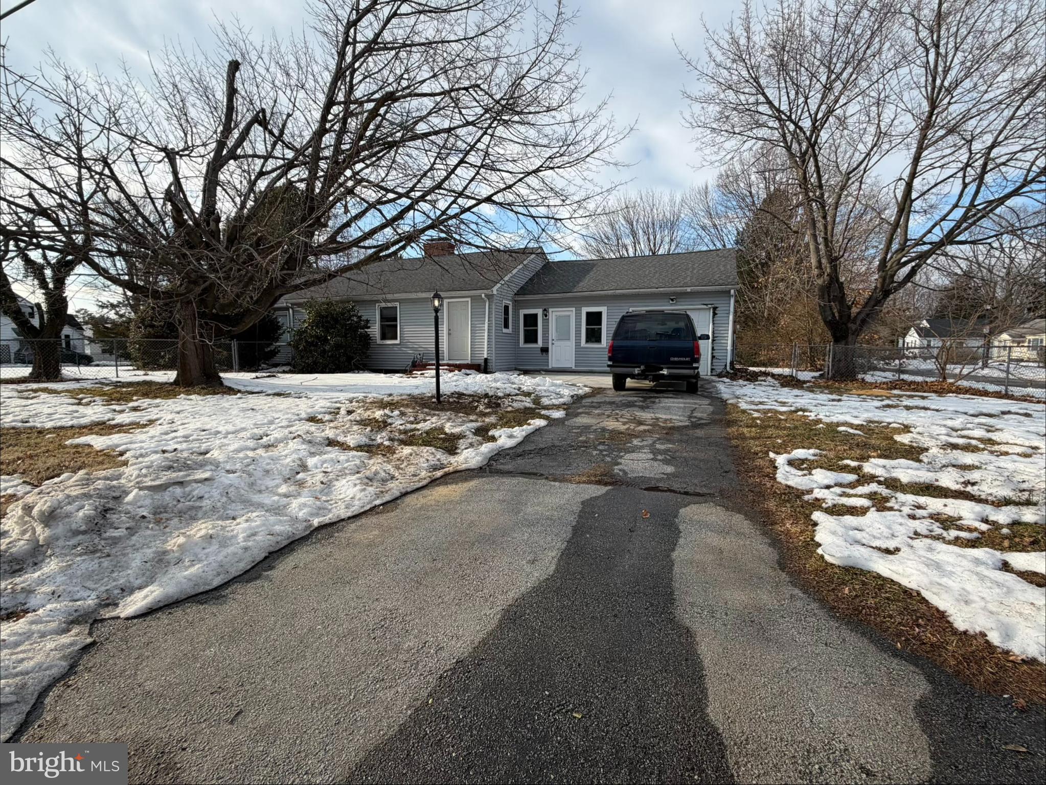 915 E DIVISION STREET