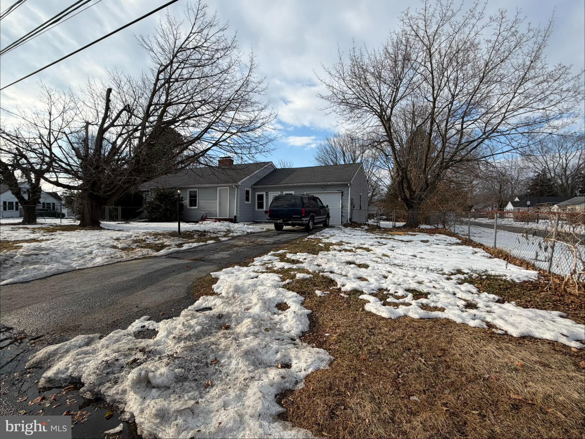 915 E DIVISION STREET