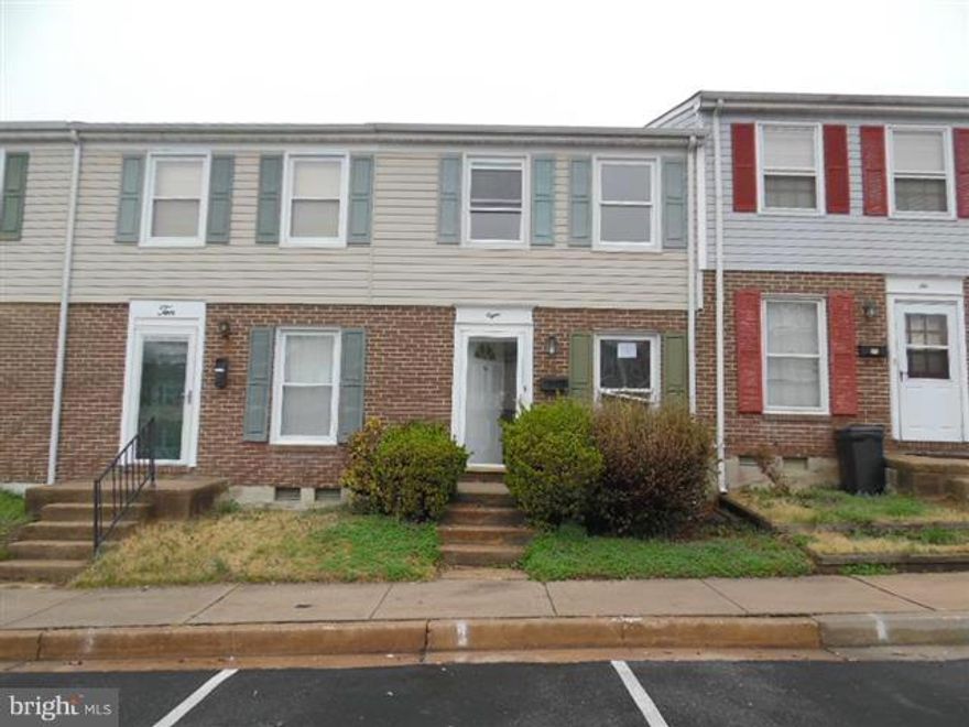 THREE LEVELS OF LIVING SPACE IN THIS TOWN HOME. OPEN FLOOR PLAN ON MAIN LEVEL.DECK OFF KITCHEN TO FENCED REAR YARD. UPPER LEVEL HAS 3 BEDROOMS WITH FULL BATH. LOWER LEVEL IS IMPROVED, HAS BATH AND WALK OUT TO REAR YARD. POOL FEE IS SEPARATE AND MANAGED BY CONWAY SEVENTY FIVE A YEAR . CLOSE TO SCHOOLS AND SHOPPING. AGENTS PLEASE VIEW DOCS ON THIS MLS FOR EASY CONTRACT DETAILS.