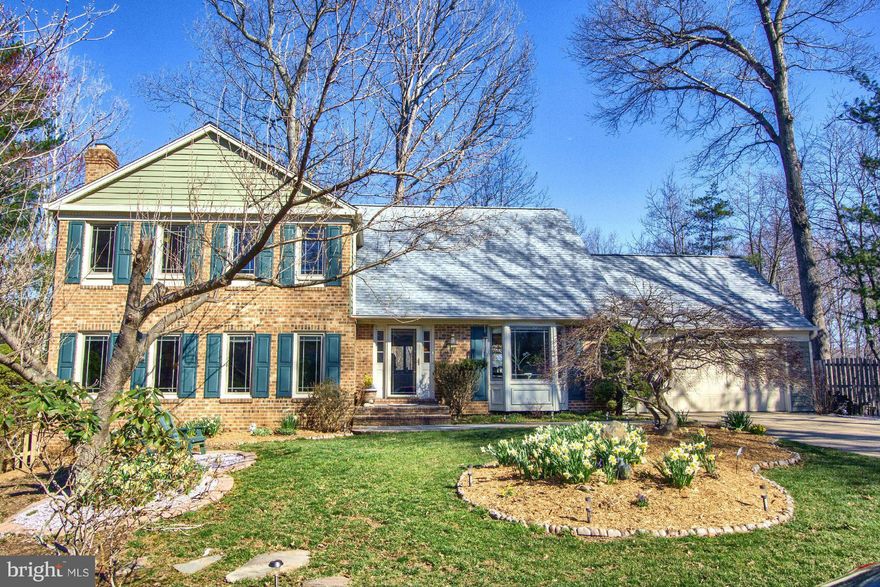 5 Star, Energy Efficient, 5BR/4BA home w/million $ view! Quiet cul-de-sac. Bamboo HW flooring. Formal DR/LR. FR w/gas FP. KIT w/, silestone, cooktop, dbl wall oven, breakfast area w/bay window. Huge MBR w/MBA & sitting area. LL w/custom wet bar, rec room, 5th BR & full BA. Screened-in porch multiple decks, LL screened-in w/hot tub. New roof, siding, shutters.