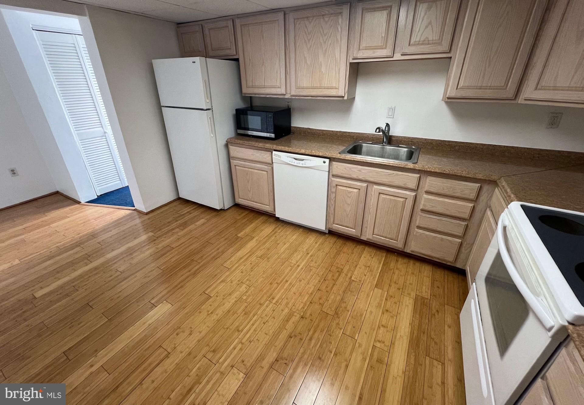 THE SUMMIT - Residential Lease