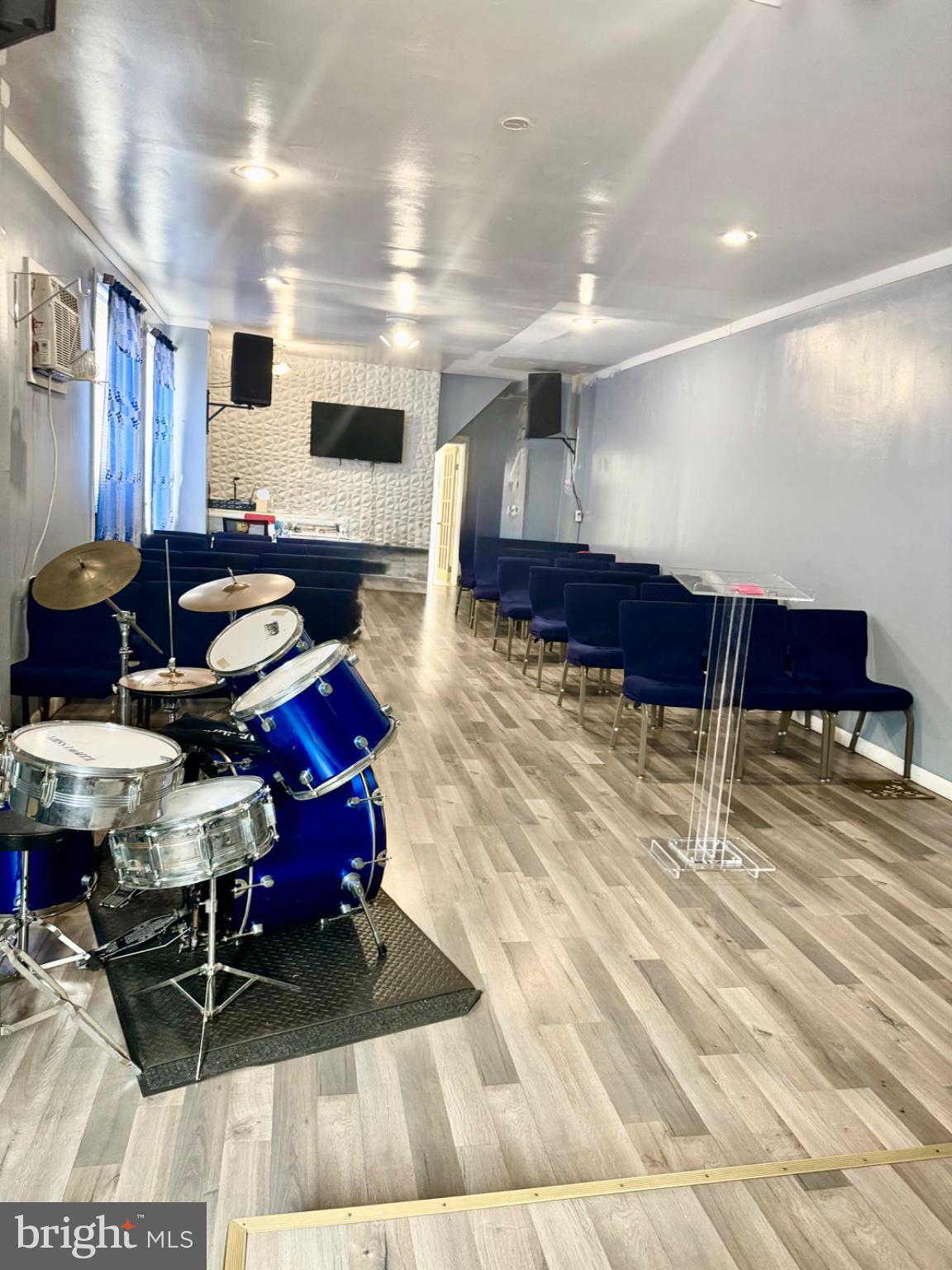 211 W ONTARIO STREET