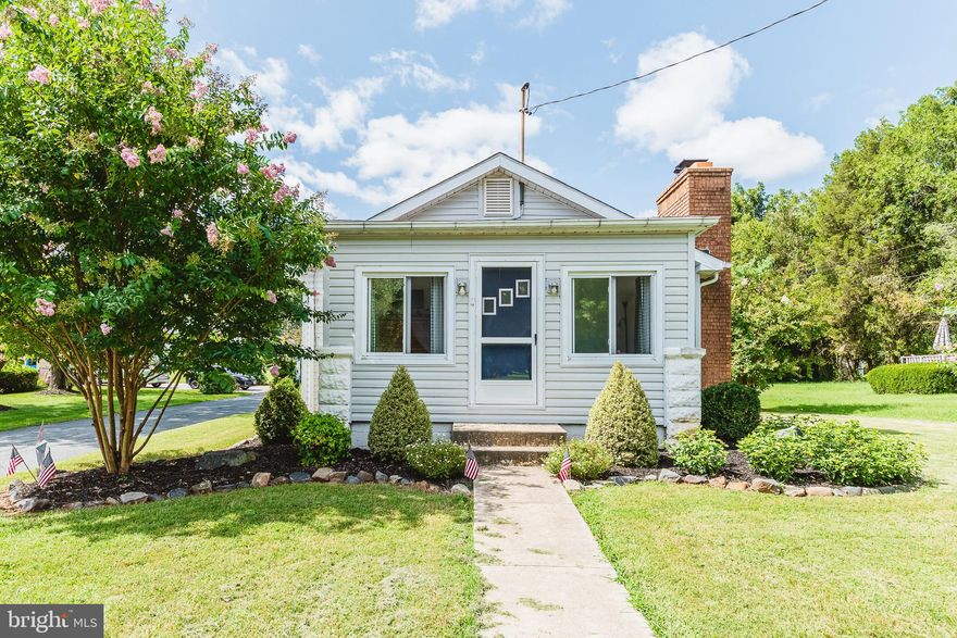 WELCOME HOME TO THIS LOVELY RANCHER IN KINGSVILLE! ONE FLOOR LIVING AT ITS BEST. 2 BEDROOMS, 1 BATHROOM. POSSIBLE 3RD BEDROOM OR OFFICE. FRESHLY PAINTED. HARDWOOD FLOORS IN MOST AREAS. KITCHEN HAS CORIAN COUNTERTOPS AND STAINLESS STEEL APPLIANCES. WOOD BURNING FIREPLACE MAKES FOR A COZY FAMILY ROOM. DECK ON SIDE OF HOME FOR EASY ENTERTAINING. LOTS OF EXTRA SPACE IN THIS OVERSIZED 2 CAR DETACHED GARAGE MEASURING 40 X 24. WATER HEATER ONLY 3 YEARS OLD.  GREAT LOCATION!