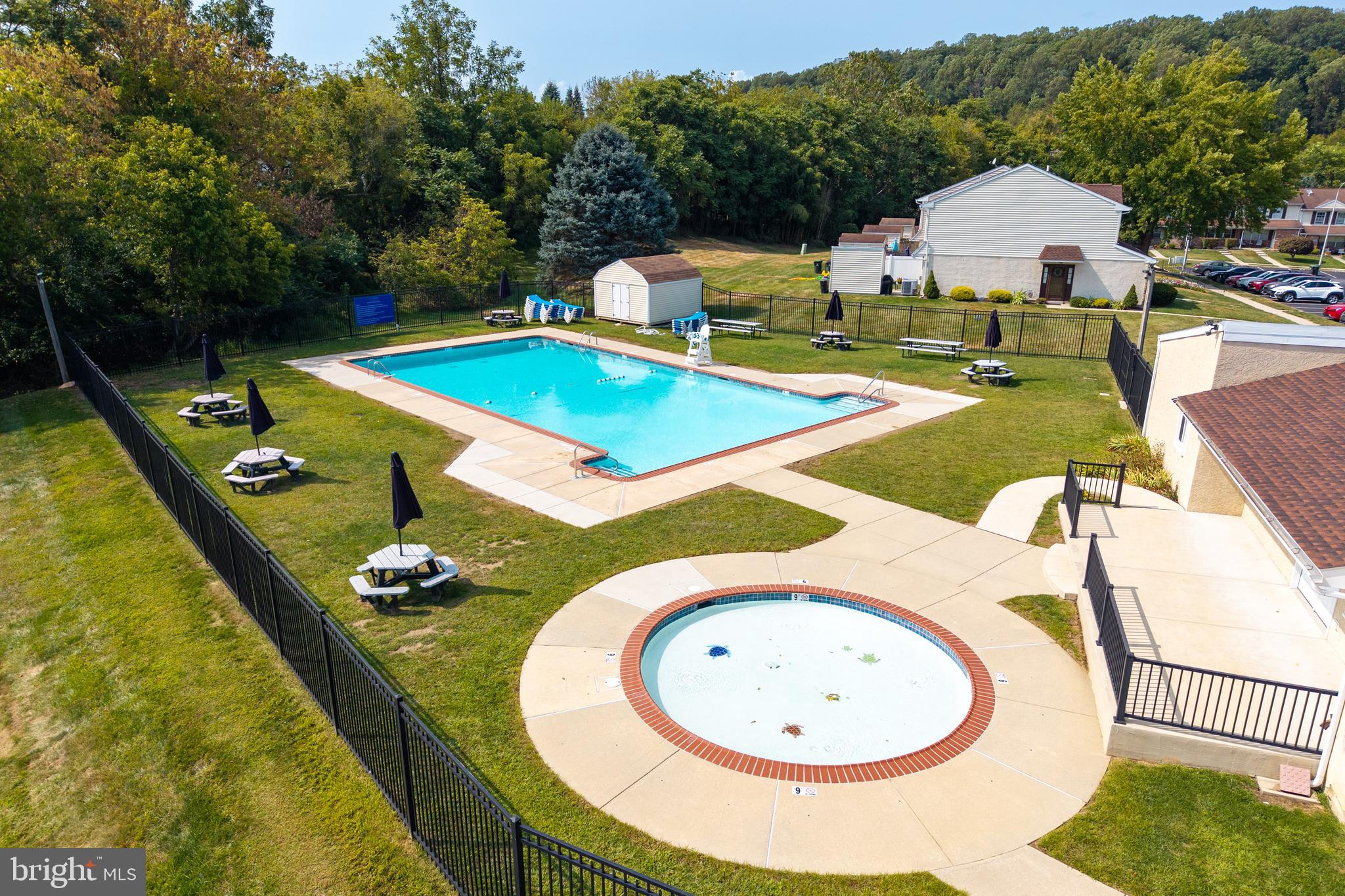 BEAVER RUN KNOLL - Residential