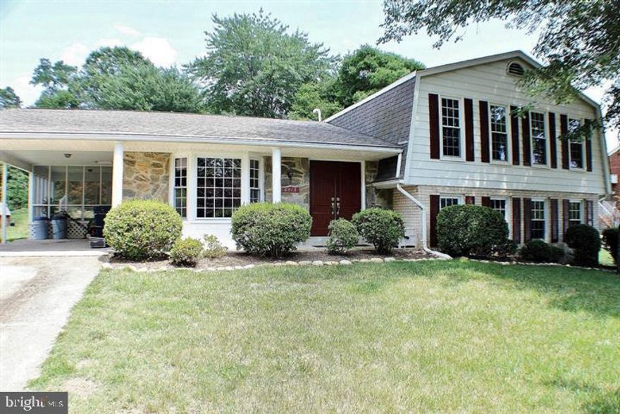 Beautiful 5-bedroom home on nearly half an acre in the heart of Springfield! This beautifully maintained residence features refinished hardwood floors and a spacious, functional layout perfect for comfortable living. The bright and open main living area flows seamlessly into a well-equipped kitchen, while five generously sized bedrooms and three full bathrooms provide plenty of flexibility for today’s lifestyle needs.

Enjoy the expansive backyard — ideal for entertaining, outdoor gatherings, gardening, or relaxing evenings at home. Conveniently located near major commuter routes, shopping, dining, and parks, this home offers both space and convenience in a prime location.

Don’t miss this fantastic opportunity! Investors  dream location