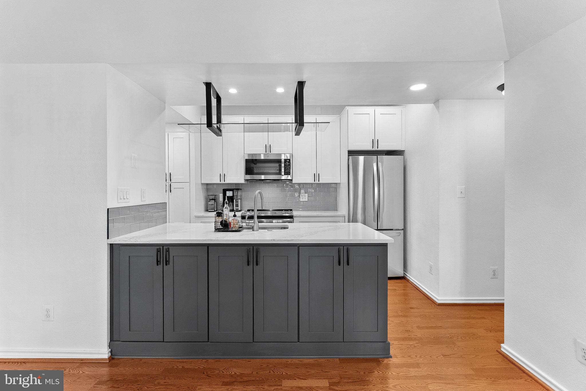 PENDERBROOK SQUARE CONDOMINIUMS - Residential