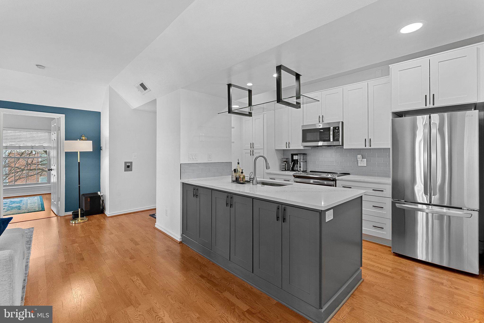 PENDERBROOK SQUARE CONDOMINIUMS - Residential