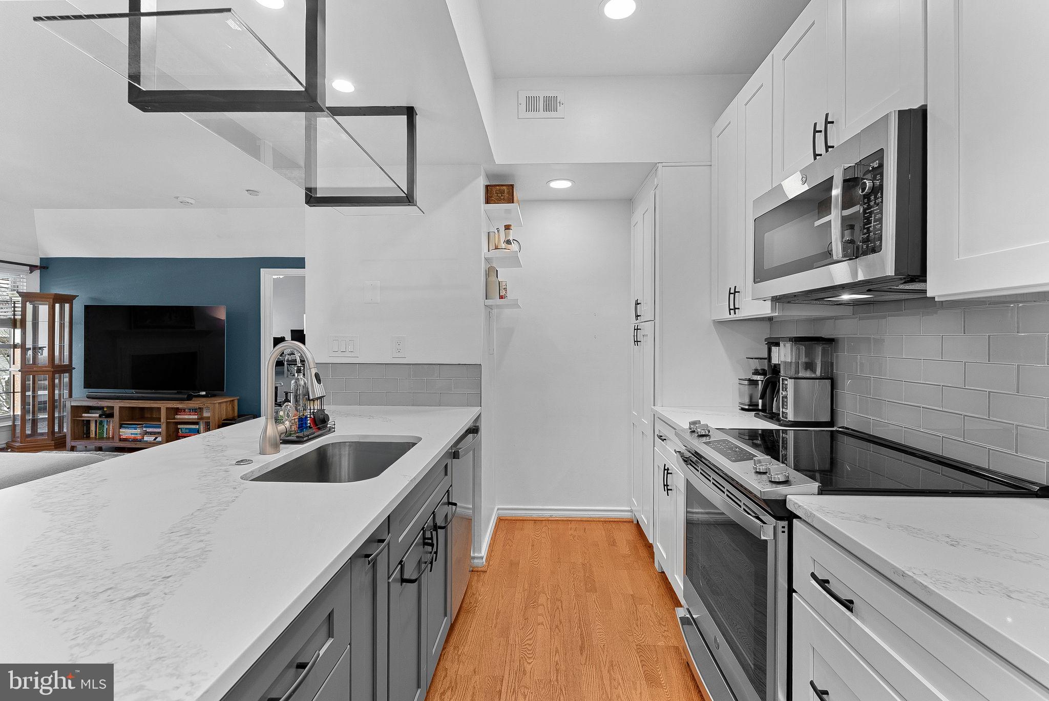 PENDERBROOK SQUARE CONDOMINIUMS - Residential