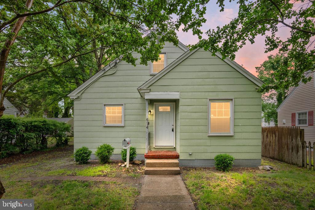Welcome to 614 Oak Hill Avenue, a fully renovated gem in Salisbury, MD! This beautifully updated home features 3 bedrooms and 2 full baths. Enjoy refreshed living spaces with modern finishes, a functional layout, and a beautiful backyard.
Located just minutes from Salisbury University, local parks, dining, and commuter routes, this property balances suburban ease with city access, ideally located just under an hour from Ocean City, MD, and with easy access to the beautiful beaches of Delaware and Virginia, offers both comfort and coastal convenience. This move-in-ready property is a fantastic opportunity.