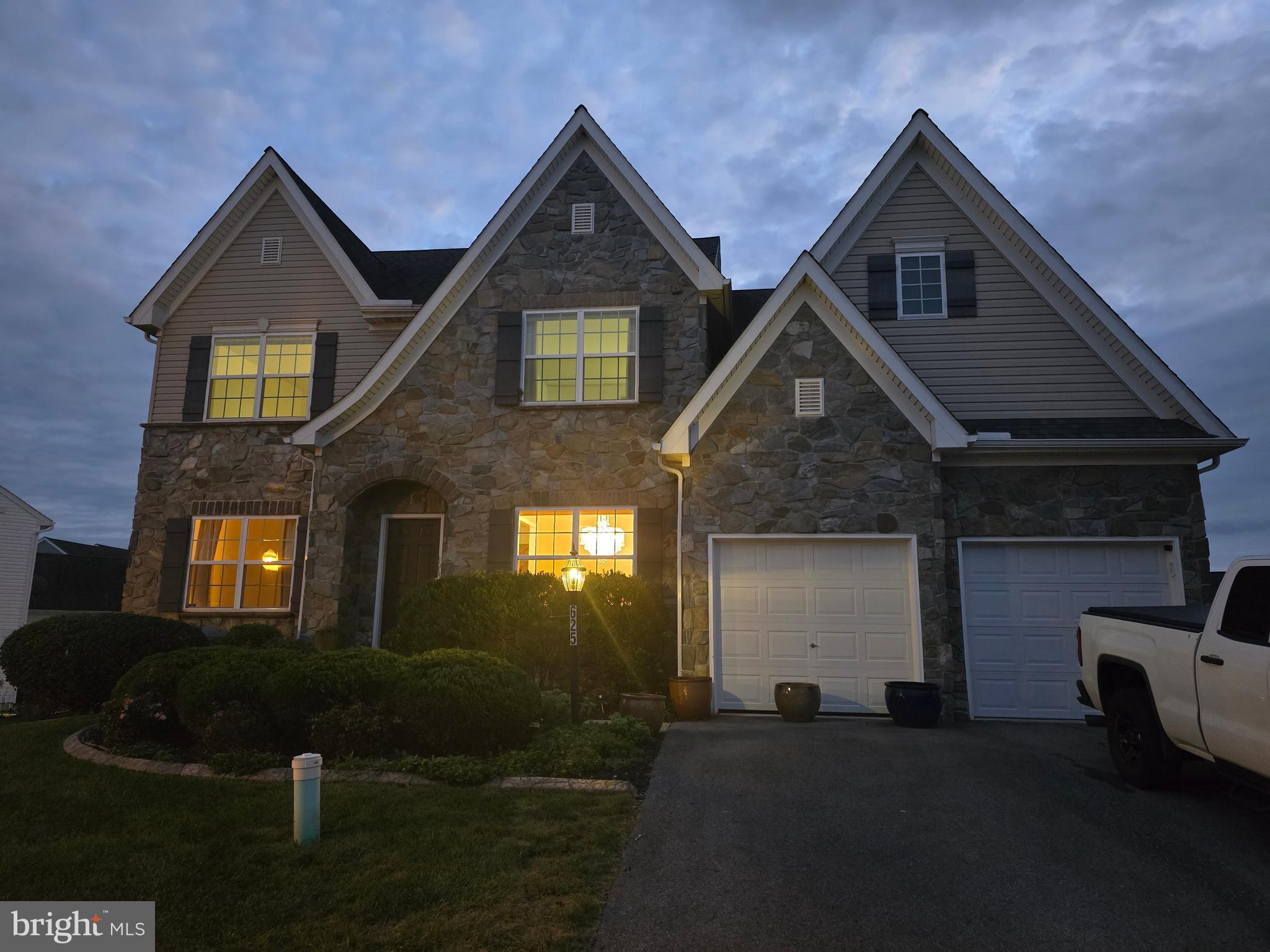 625 WARMINSTER LANE