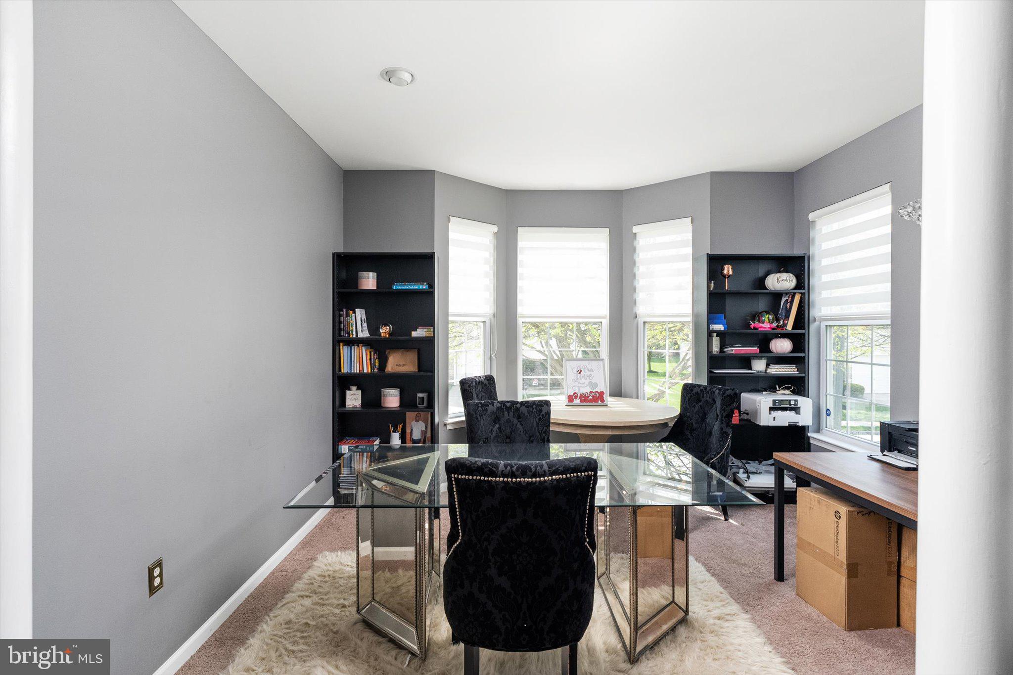 212 HAWTHORNE WAY